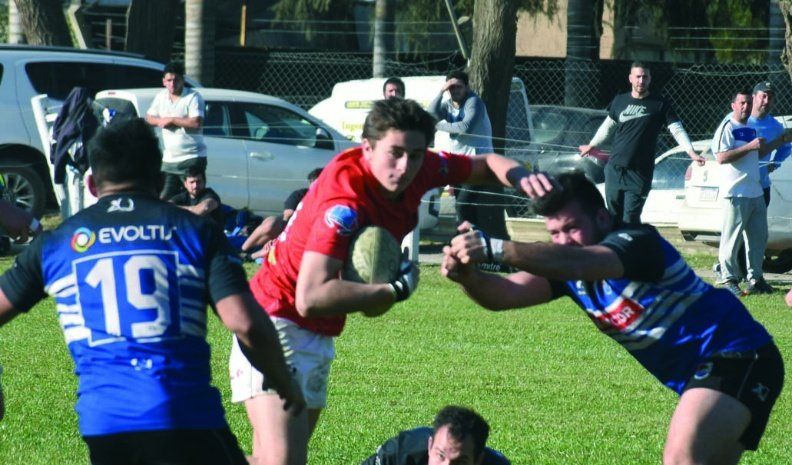 Distinto. El apertura Gaspar Russo fue indescifrable para la defensa de Córdoba Rugby. Además de apoyar 3 tries, condujo bien al conjunto “tricolor”. Acá, esquiva un tackle rival e intenta filtrarse por el centro de la cancha.