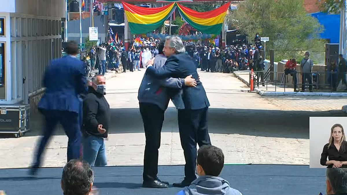 El momento en que Fernández despide a Evo Morales tras un año de exilio en Argentina.