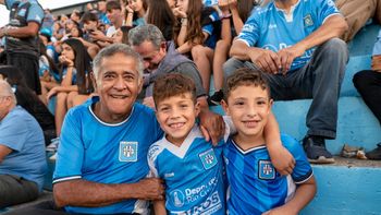 La campaña no se limita a los abonos. El club también reivindica el programa de beneficios exclusivos para socios —el Programa de Beneficios Celeste— que incluye descuentos en comercios adheridos de Río Cuarto y la región, propuestas especiales para socios activos y facilidades de pago adaptadas a distintas realidades económicas. Una experiencia única para lo que viene junto al club. La campaña no se limita a los abonos. El club también reivindica el programa de beneficios exclusivos para socios —el Programa de Beneficios Celeste— que incluye descuentos en comercios adheridos de Río Cuarto y la región, propuestas especiales para socios activos y facilidades de pago adaptadas a distintas realidades económicas. Una experiencia única para lo que viene junto al club.