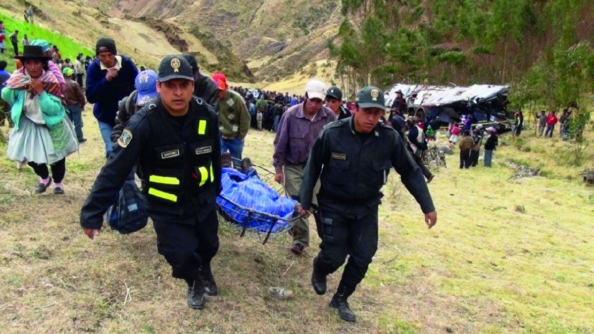 Perú: Al menos seis personas murieron el lunes y diez resultaron heridas después de que el vehículo en el que viajaban cayera por un barranco en la provincia de Tayacaja