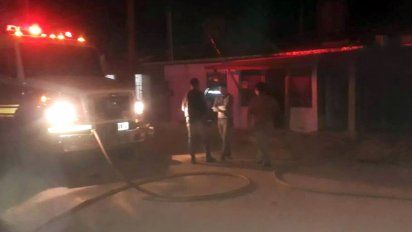 Una mujer afectada por un incendio en barrio Paraíso