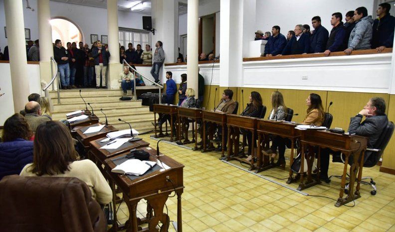 El Concejo Deliberante estuvo colmado de vecinos, la mayoría integrantes de la Cooperativa 15 de Mayo. Aunque también hubo políticos, vecinalistas y ambientalistas. La audiencia comenzó a las 20 como estaba previsto.