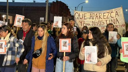 La madre de Agostina Vega se descompensó durante la marcha para pedir por su aparición en Córdoba