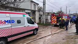 Un adolescente y un adulto sufrieron quemaduras, aunque lograron poner a salvo varios de los vehículos que se encontraban dentro del taller.