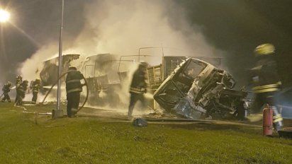 Chocaron tres camiones, dos se prendieron fuego y uno de los conductores murió