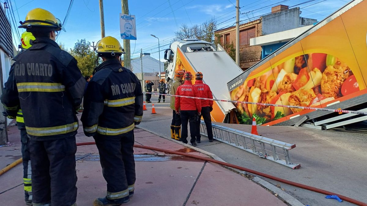 En fotos, el operativo de remoción del camión que cayó a un socavón