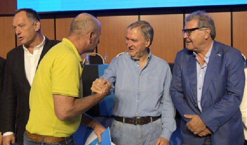 El gobernador Schiaretti en la foto de la semana pasada junto a Sergio Busso y los productores agropecuarios.