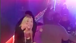 Mientras se colocaba la faja de clausura, la mujer apuntaba a los inspectores.(Imagen de video)