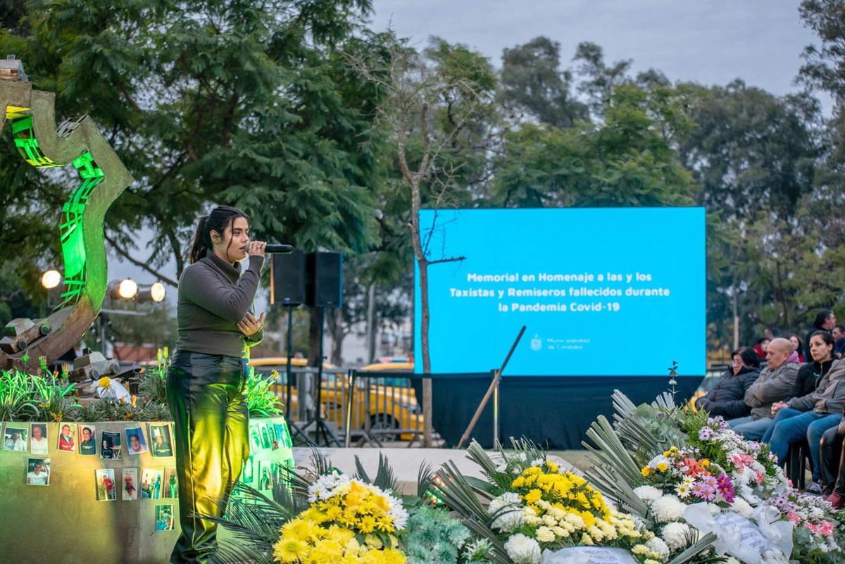 Al frente del cementerio San Jerónimo se construyó un monumento sobre el cual cada familiar colocó un recordatorio.