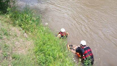 Rescatan a mujer con principio de hipotermia tras sufrir un accidente en kayak en el río