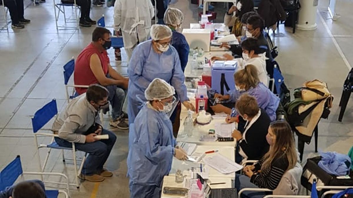 En el Polideportivo Municipal N° 2 continúa a buen ritmo el operativo de vacunación.