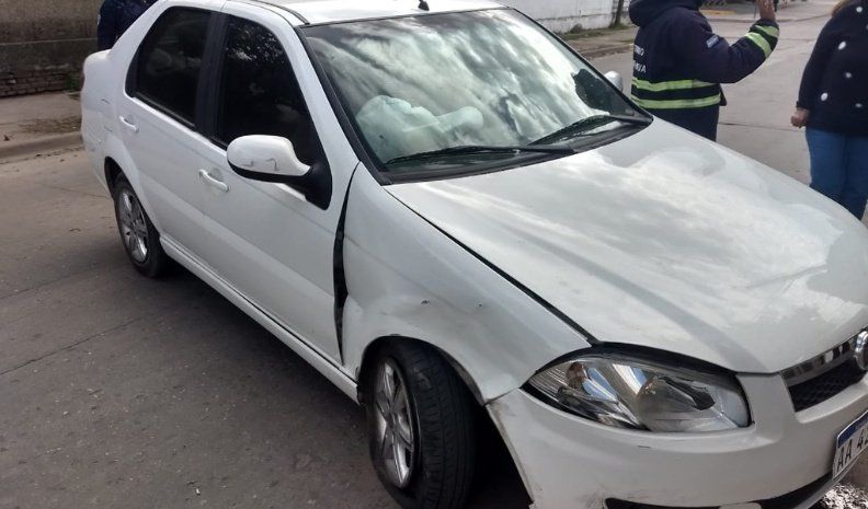 Un automóvil chocó a otro que estaba estacionado en Villa Nueva