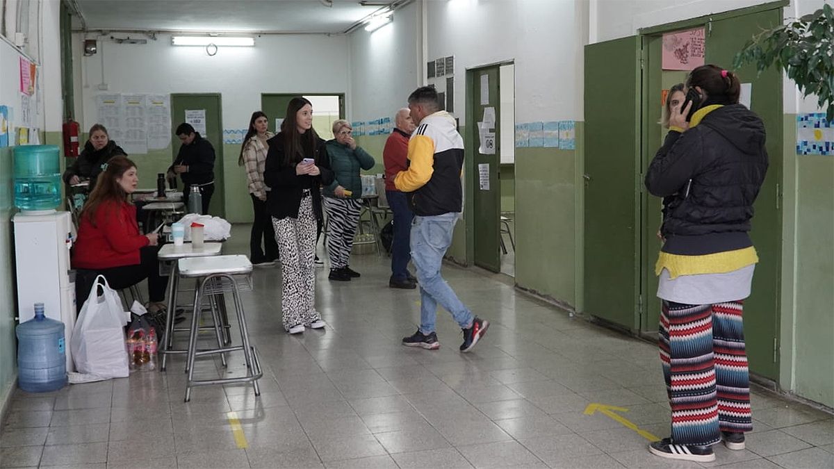 A las 18 se cumplió el plazo habilitado para emitir sufragio. Foto: Andrés Oviedo