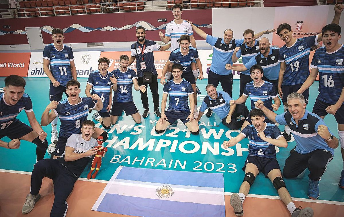 El villamariense Matías Coria, festejando junto con los integrantes del elenco albiceleste, que logró una enorme victoria ante Brasil y es semifinalista.