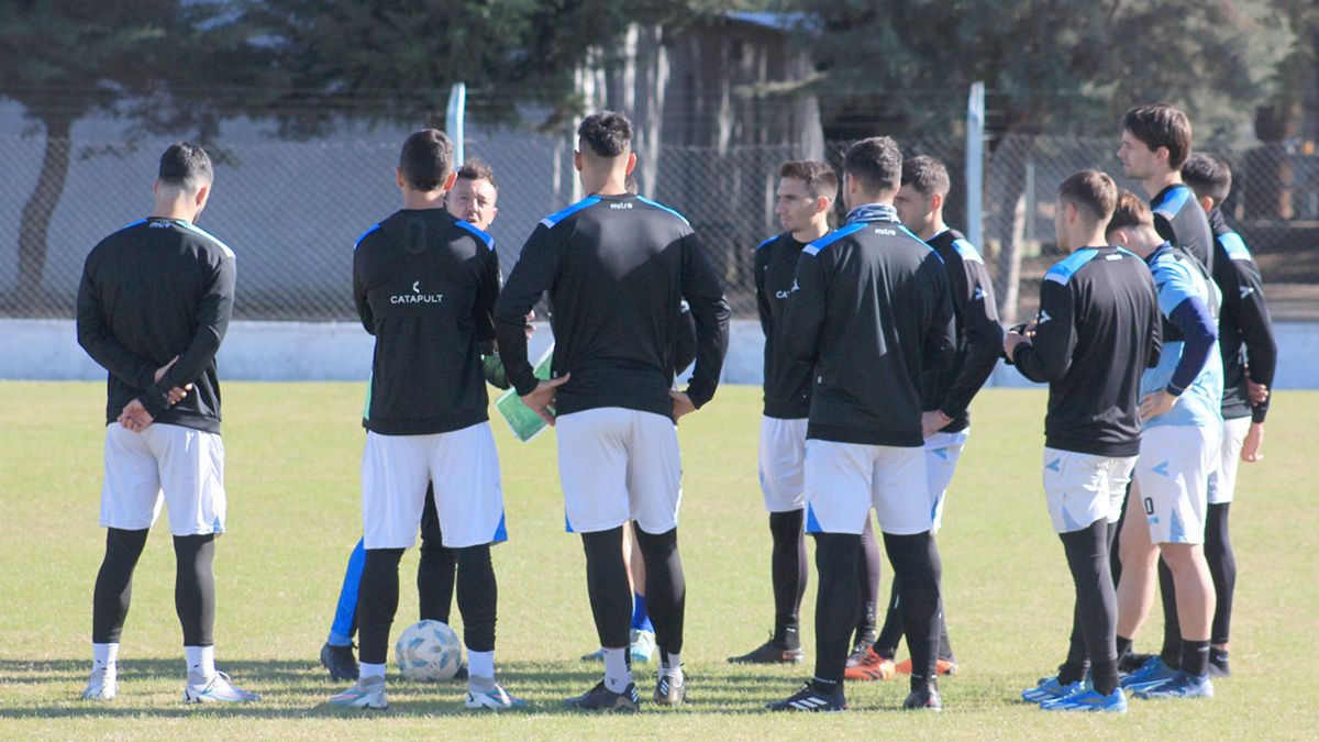 Estudiantes entrena en la Ciudad Deportiva y se prepara para Racing de Córdoba por la fecha 25 en Primera Nacional. El equipo de la ciudad se ubica a la fecha décimo en el grupo “B” con 34 unidades.El Club de la Avenida España visitará a “La Academia” el domingo desde las 16:00 horas, por el partido interzonal de la competencia entre clubes cordobeses.