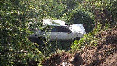 Despistaron y cayeron por una barranca a la vera del río: un herido