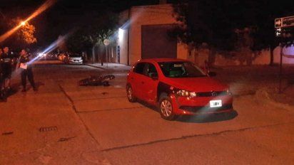 Un motociclista herido grave al colisionar con un auto en barrio Fénix