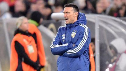 Scaloni define el equipo para enfrentar a Chile