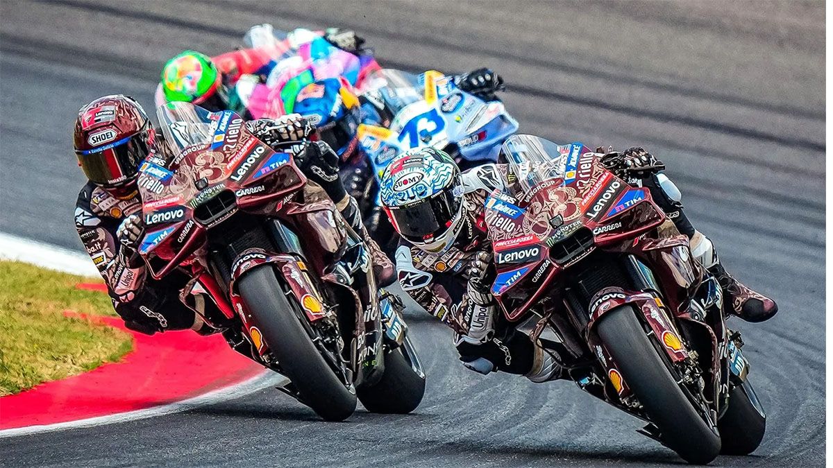 Marc Márquez (93) supera por adentro a Francesco Bagnaia (63) y los sigue Alex Márquez (73) en la primera vuelta del GP de Italia