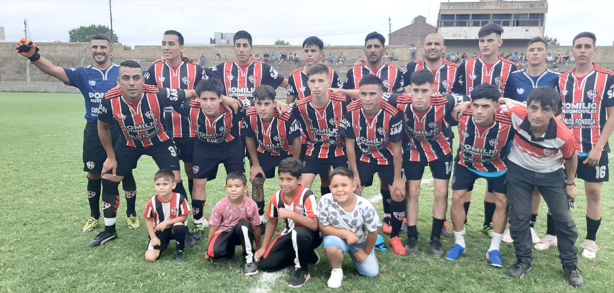 El elenco de Alem de Villa Nueva que ganó la Copa de Plata en la Liga Villamariense. Los conducidos por Mauricio Morales debutarán en Etruria.