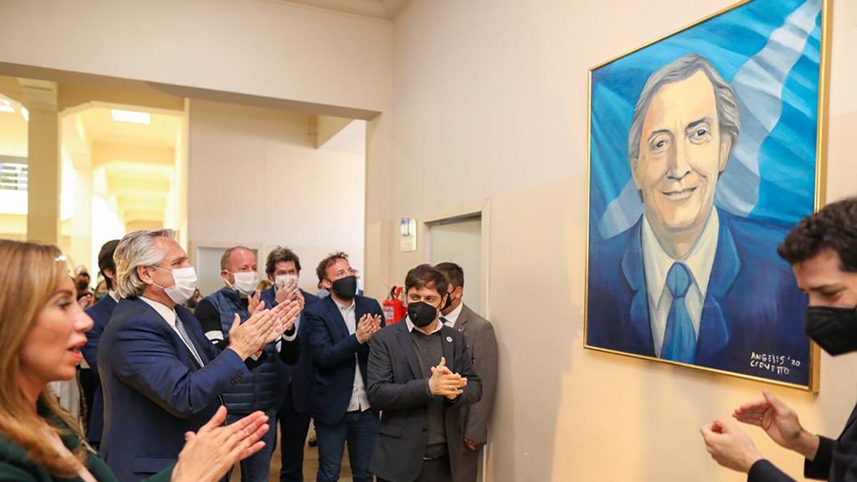 A 10 años de su muerte, colocan una estatua de Néstor Kirchner en el CCK