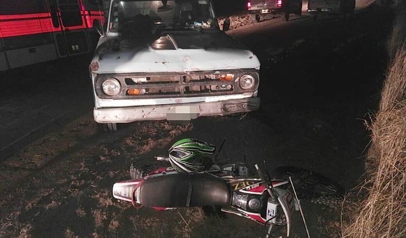 El motociclista impactó con la pick-up en la noche de este lunes.