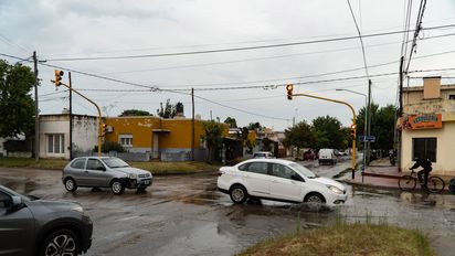 Creen que lo balearon por error en las piernas: está internado en el Hospital