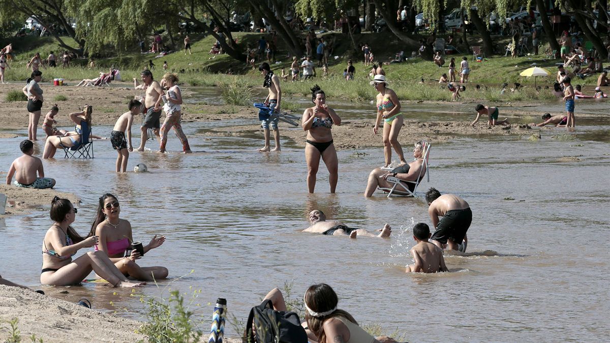 Miles de riocuartenses eligen el río para refugiarse del calor. Foto: Matías Tambone.