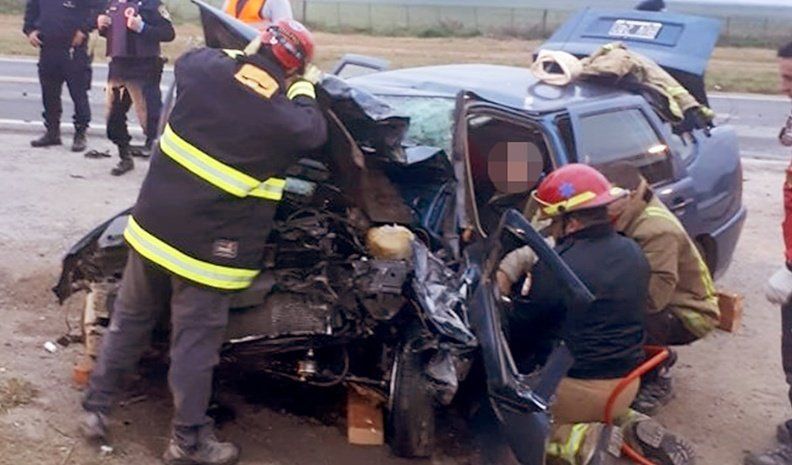 Los bomberos rescataron al automovilista atrapado en el Polo.