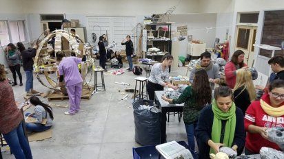 Preparan el clásico muñeco para la Fogata de San Juan