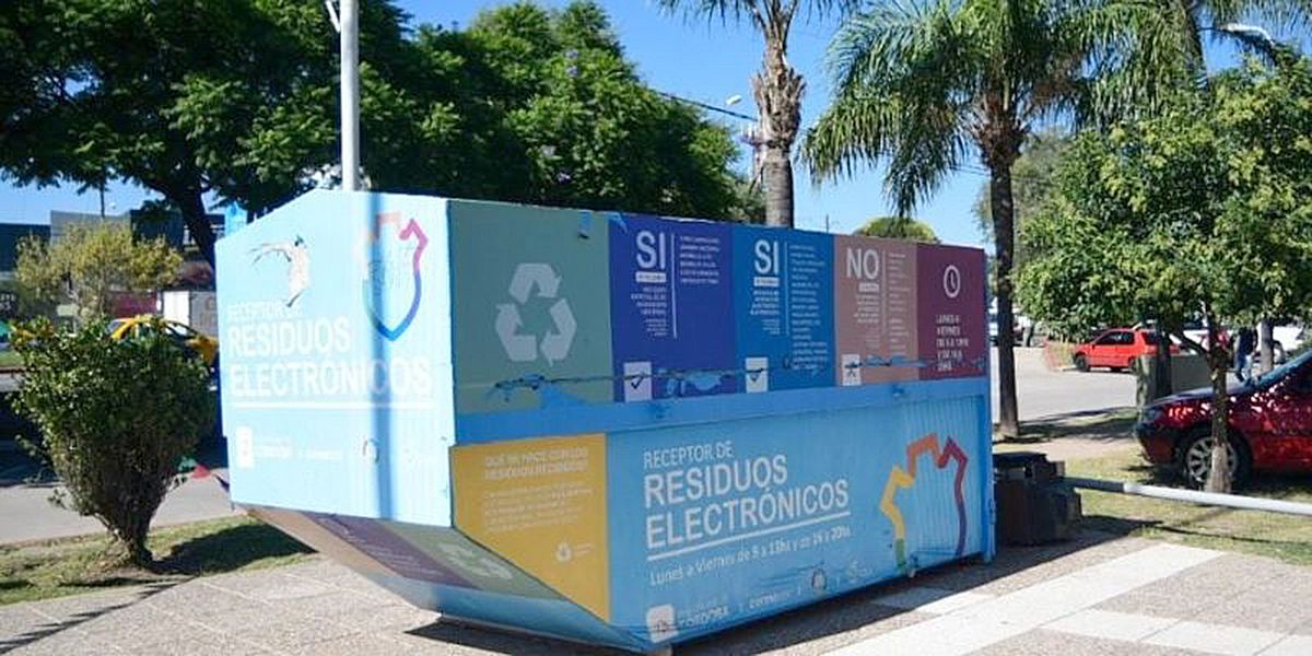 La gente deposita sus residuos en contenedores y los artículos son reciclados para su reutilización.