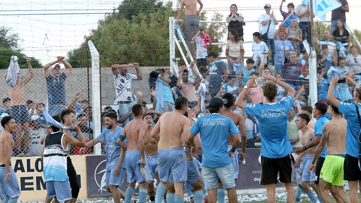 El Celeste de Adelia María venció a domicilio a Alberdi 2 a 1 y se quedó con el torneo Clausura. Foto: Matías Tambone