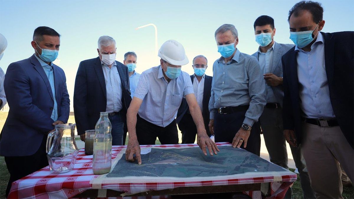 Imágenes de la visita del gobernador Schiaretti a la planta cloacal local.