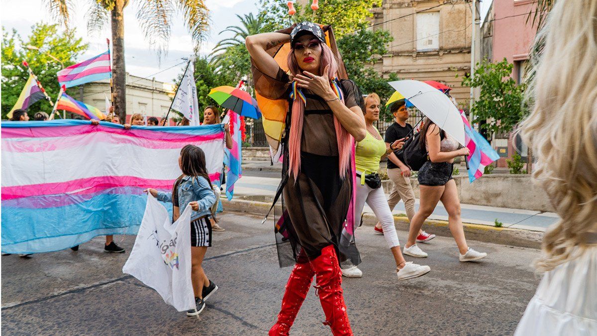 Música y color durante el recorrido de la marcha por el centro de la ciudad.
