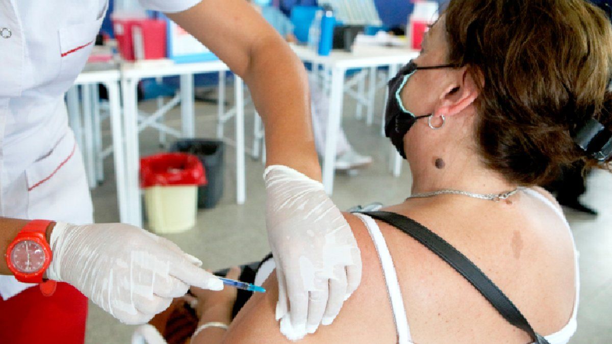 En el Polideportivo 2 se reforzó ayer la vacunación de los mayores de 18 años que ya llevan cuatro meses de la segunda dosis.