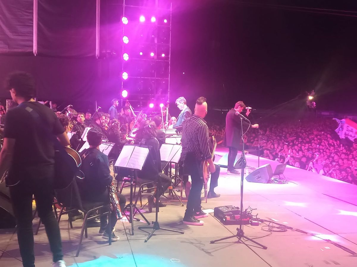 La Orquesta Sinfónica de Villa María participó del show de Ciro en Cosquín Rock 2023.