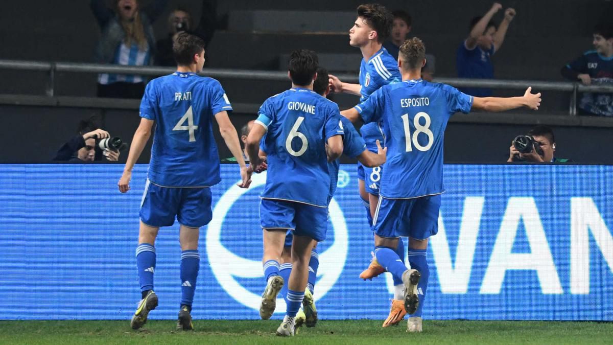 Casadei (8) festeja su gol. Italia le ganó 2 a 1 a Corea del Sur y es finalista del Mundial Sub 20