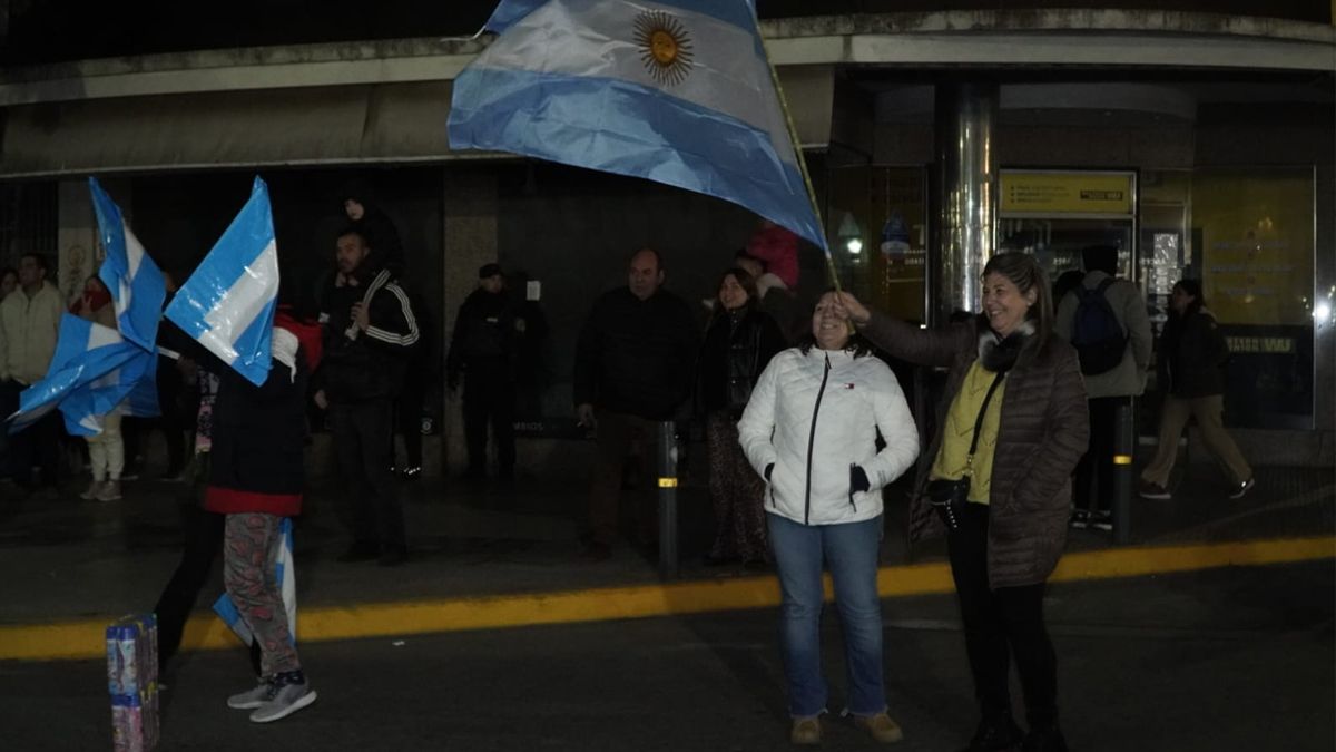 Los festejos en la plaza Roca por el Triunfo de la Selección Argentina en la Copa América. Foto: Andrés Oviedo