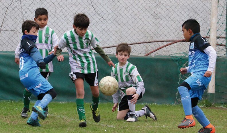Los niños de las divisiones infantiles de Estudiantes y Banda Norte, protagonistas de parte de la jornada sabatina en el mini estadio del Parque Sarmiento.