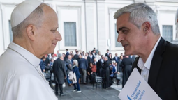 financiamiento universitario: le entregaron una carta al papa leon xiv