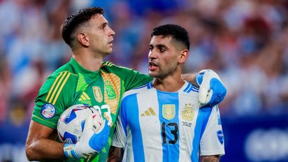Alarma en la Selección: a 60 días del mundial, se lesionaron Dibu Martínez y Cuti Romero