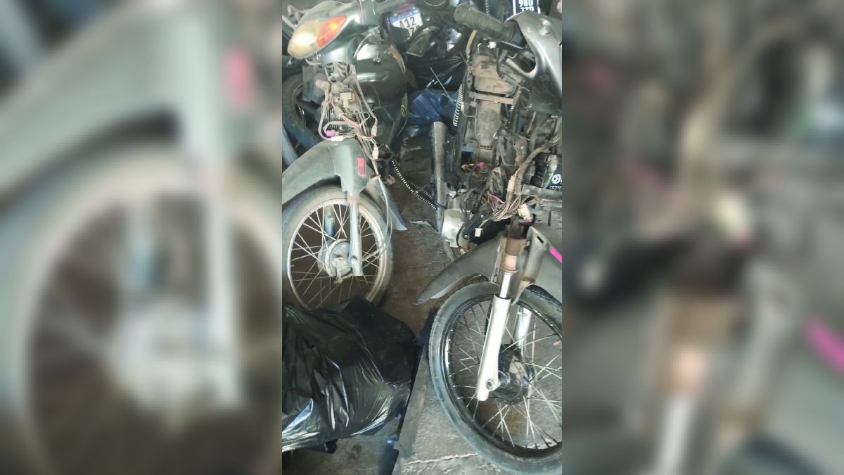 Operativo en barrio Alberdi: secuestran motocicletas y motopartes en un local