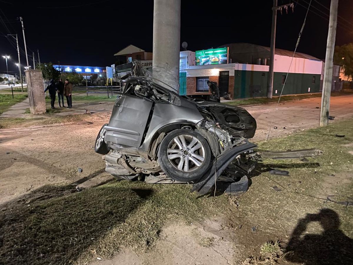 Un automóvil se incrustó en un poste en la madrugada del 18 de mayo. Su conductora murió.