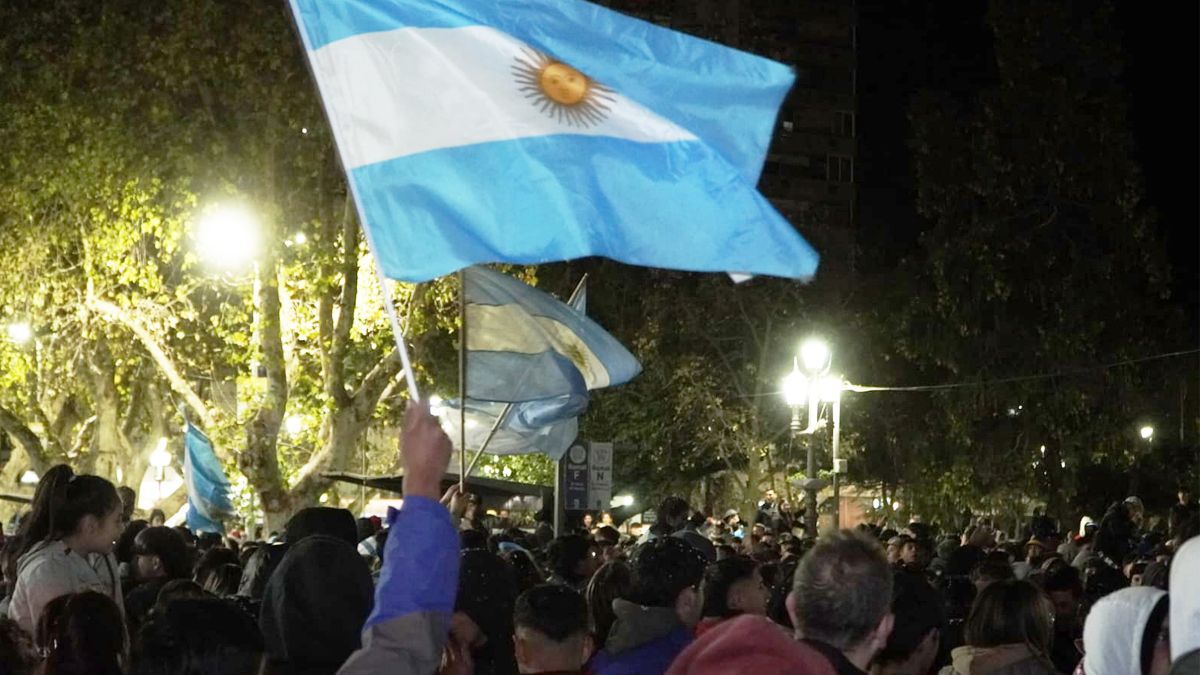 Los festejos en la plaza Roca por el Triunfo de la Selección Argentina en la Copa América. Foto: Andrés Oviedo