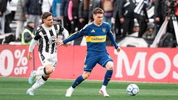 Kevin Zenón, autor del segundo gol de Boca, controla la pelota.