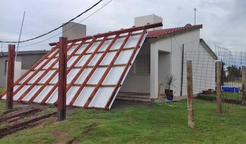 En Carnerillo, la tormenta voló un techo, derribó árboles y cortó cables