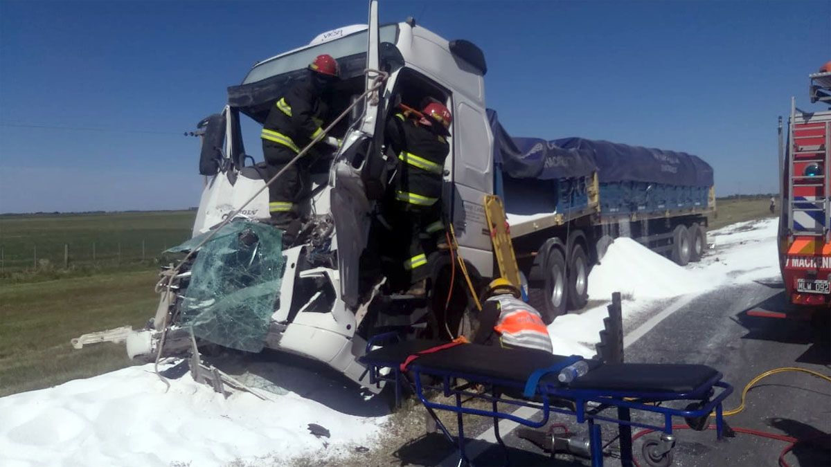 Uno de los conductores quedó atrapado y fue retirado por los bomberos.