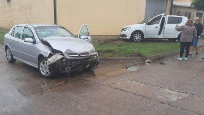 Dos heridos en un choque de autos en barrio Alberdi