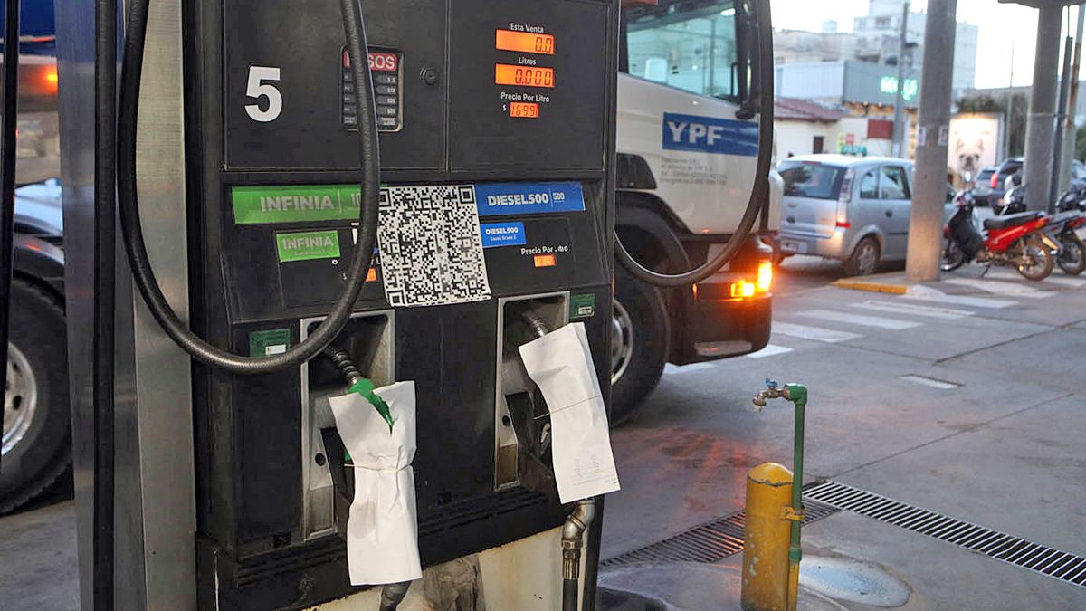 Muchas estaciones de servicio padecen el frecuente desabastecimiento de combustible. Ayer un camión con carga llegó a la estación de San Martín y Maipú y trajo alivio a los propietarios y clientes.