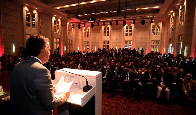 El gobernador de Mendoza, Alfredo Cornejo, durante el encuentro con productores de vino.